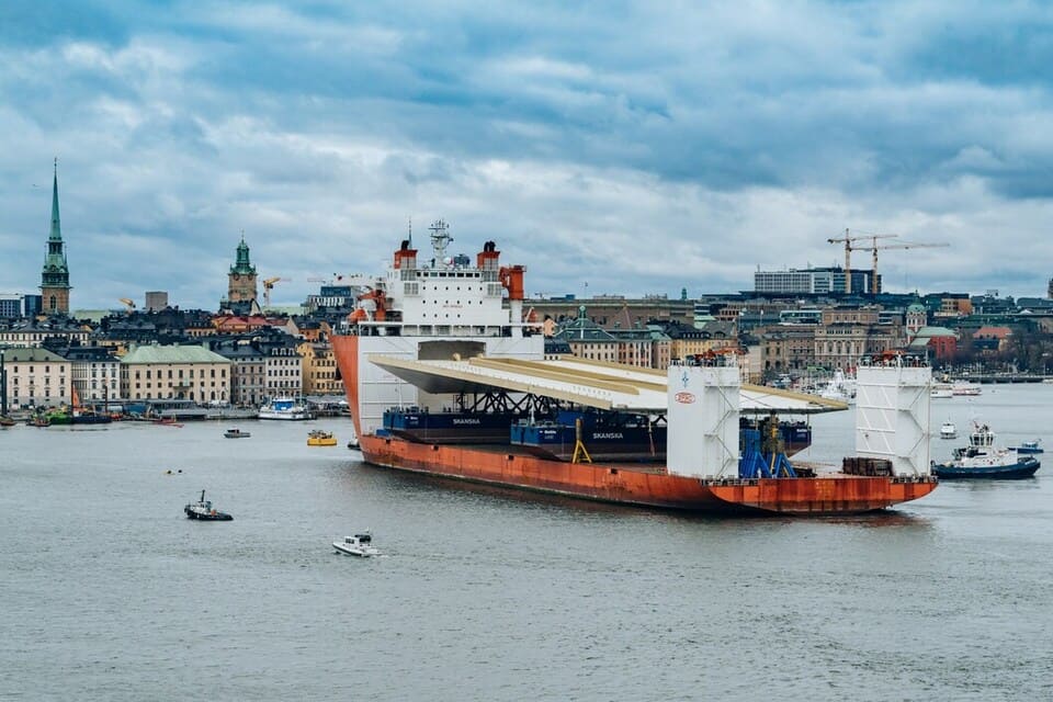 Den nya 140 meter långa Slussenbron efter ankomsten till Stockholms hamn.