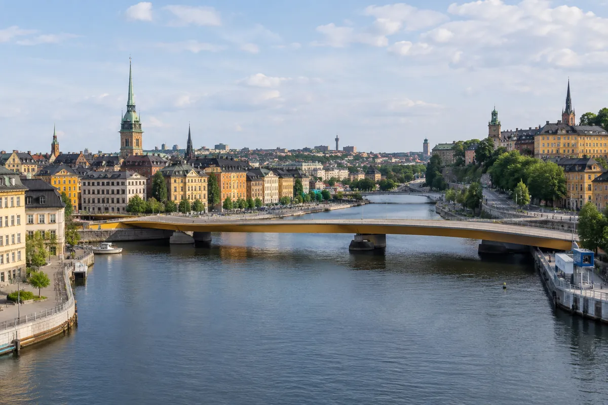Den guldfärgade Slussbron mellan Gamla stan och Södermalm sedd från vattnet vid Slussen
